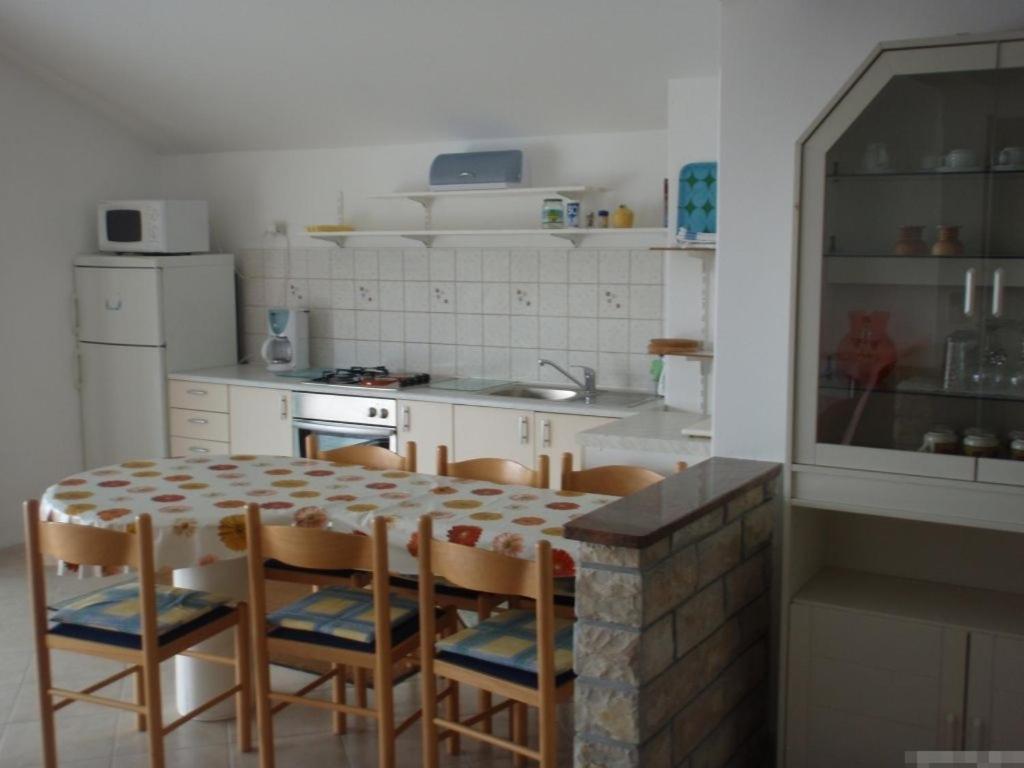 Apartment In Kukljica With Sea View, Terrace, Air Conditioning, Wi-Fi Bagian luar foto