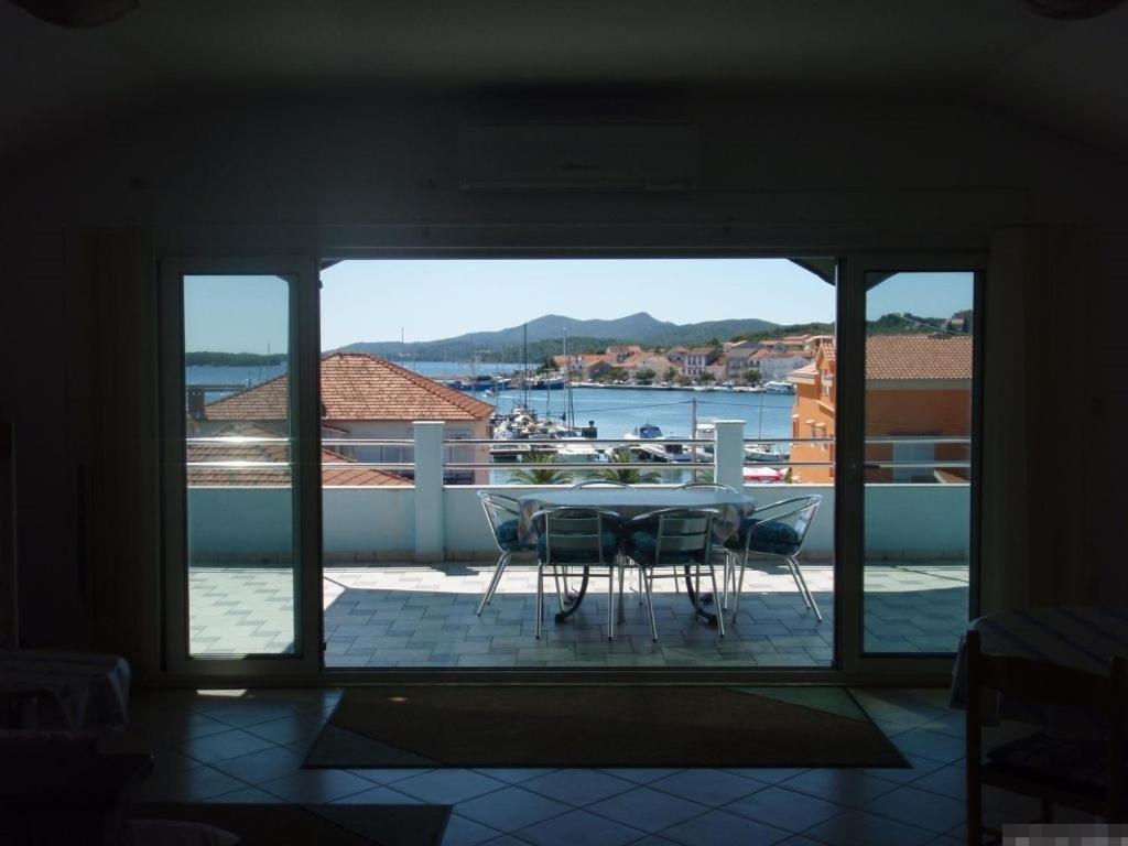 Apartment In Kukljica With Sea View, Terrace, Air Conditioning, Wi-Fi Bagian luar foto